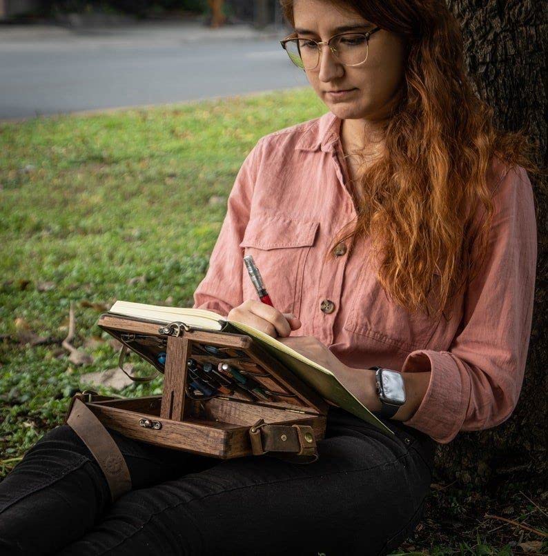 TSINGS Wooden Sketching Tool Box Wood Cross-Body Briefcase Portable Organizer Messenger Wooden Case Easel for Outdoor Painting & Writing - style: Brown